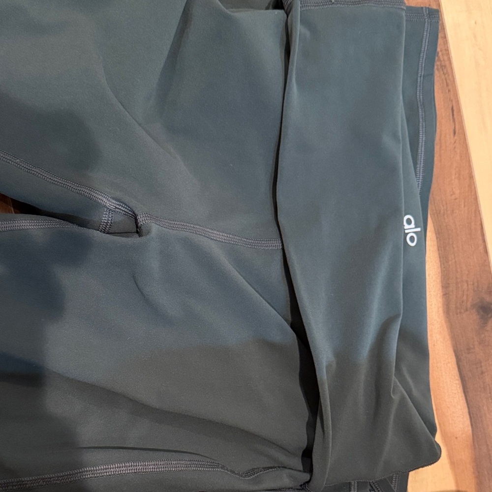 Alo Women's Green Flared Pants - Picture 6 of 7